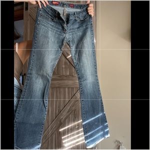 2000s low waisted flare jeans :)